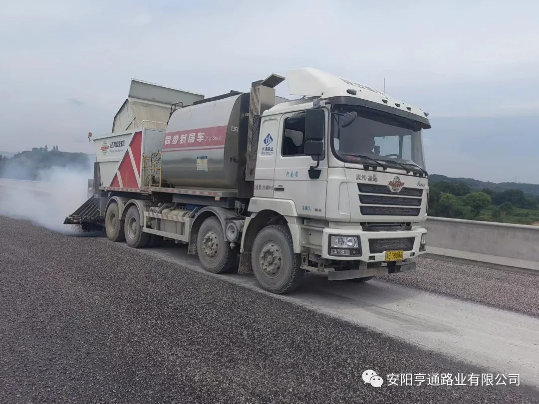 黎霍項目二标橋面橡膠瀝青防水碎石封層試驗段圓 滿成功